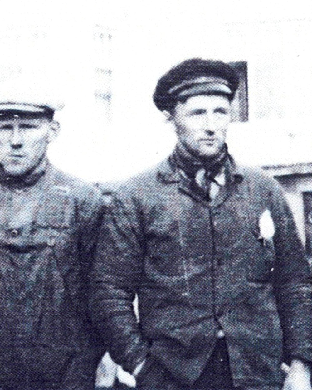 Historisk fotografi fra 1934: oldefar Viktor Stene til høyre i Fuglefjord på Færøyane, på vei til Island med M/B Geir