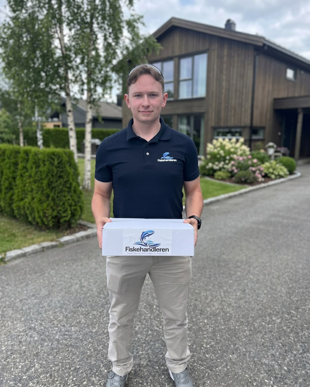 Viktor med en Fiskehandleren-eske utenfor et hjem