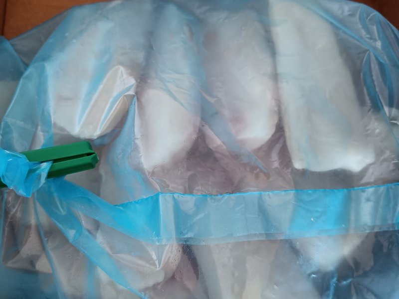 Kundens bilde av frosne hyseloins i posen, rett fra esken